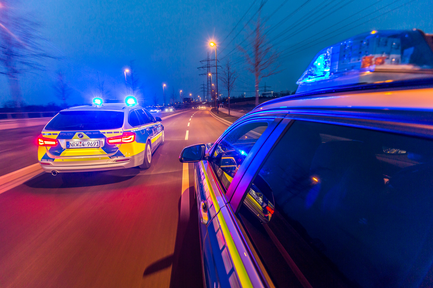 Einsatzfahrt zweier Funkstreifenwagen der Polizei NRW