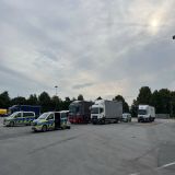 Polizeibeamte kontrollieren Lkw. 