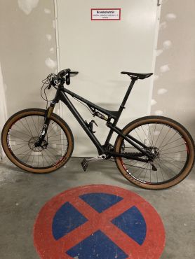 Schwarzes Mountainbike der Marke Fox