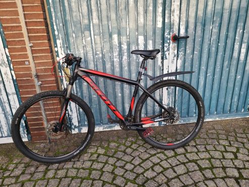 schwarz-rotes Mountainbike der Marke SCOTT