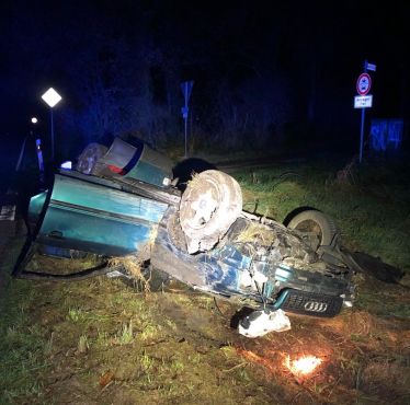 Beschädigtes Auto liegt auf dem Dach