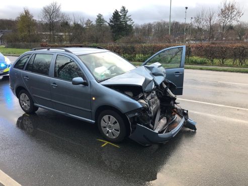 Auto mit stark beschädigter Front