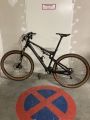 Schwarzes Mountainbike der Marke Fox