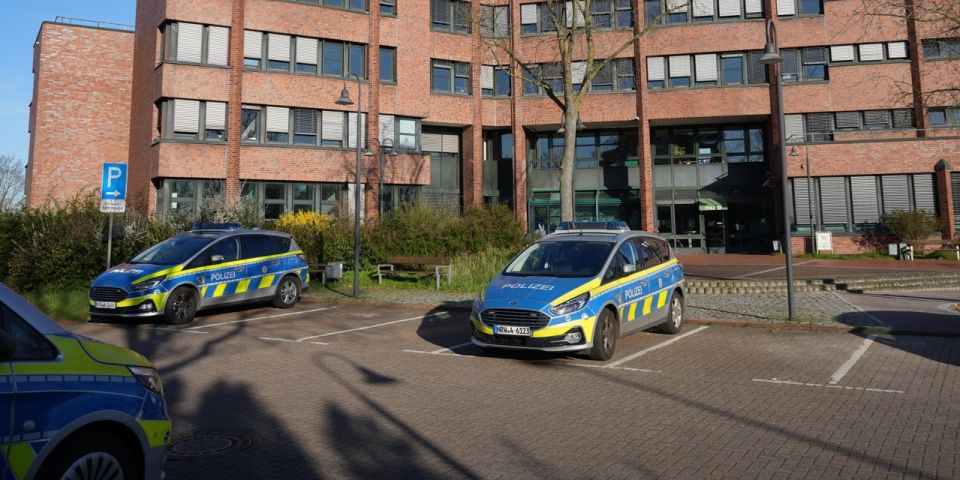 ein Gebäude mit Polizeiautos
